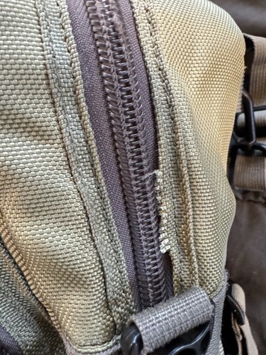 Fishpond Canvas briefcase/backpack - Picture 3 of 4
