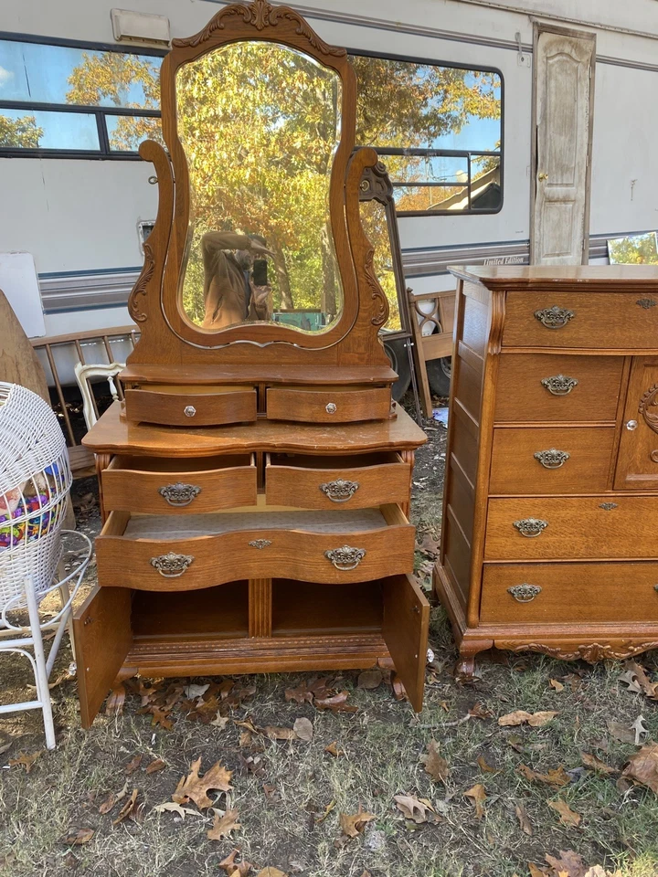 Juego completo de muebles de dormitorio Lexington Victorian Sampler Queen Foto 2 de 4