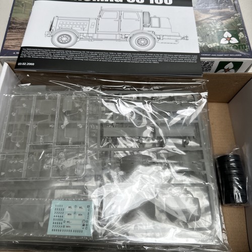 Kit modelo plástico tractor alemán Takom 2068 1:35 Hanomag SS100 SEGUNDA GUERRA MUNDIAL - Imagen 2 de 2