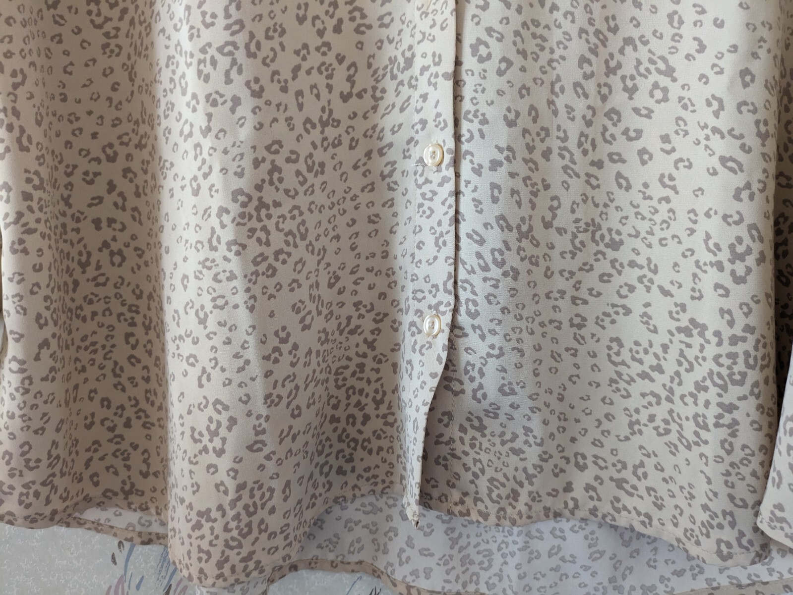 Olive and Oak Women's XL Ivory Cream Cheetah Print Roll Tab Button Blouse