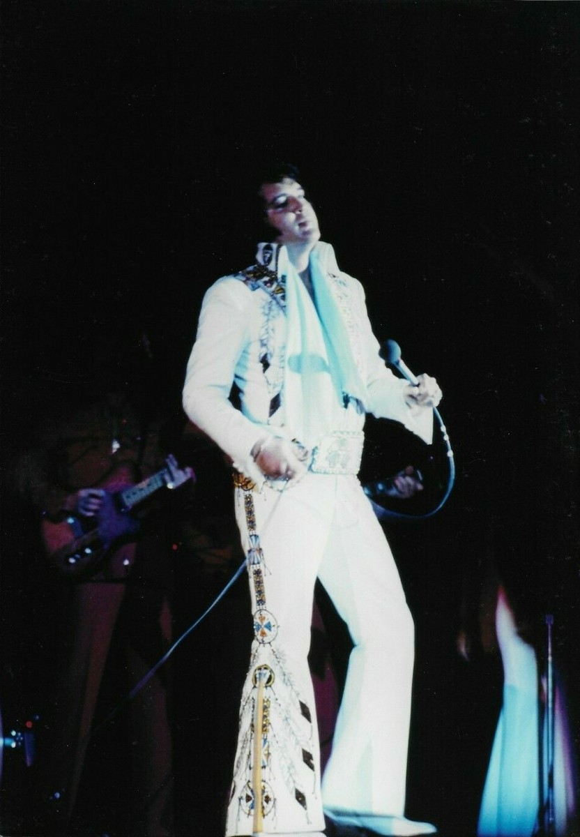 1970S VINTAGE RARE ELVIS PRESLEY 7X10 CANDID CONCERT PHOTO