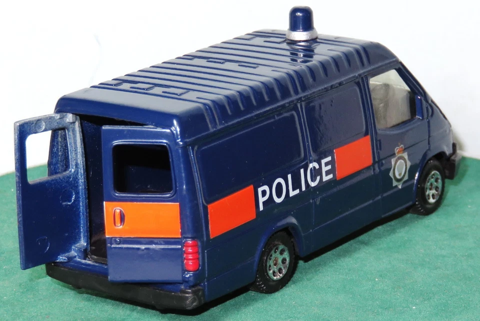 Corgi Ford Transit police car die-cast model 1/43 - Image 4 of 4