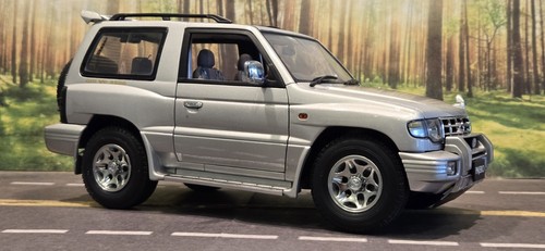 1/18 Autoart 1998 Mitsubishi Pajero Silver Diecast **READ** - Picture 2 of 21