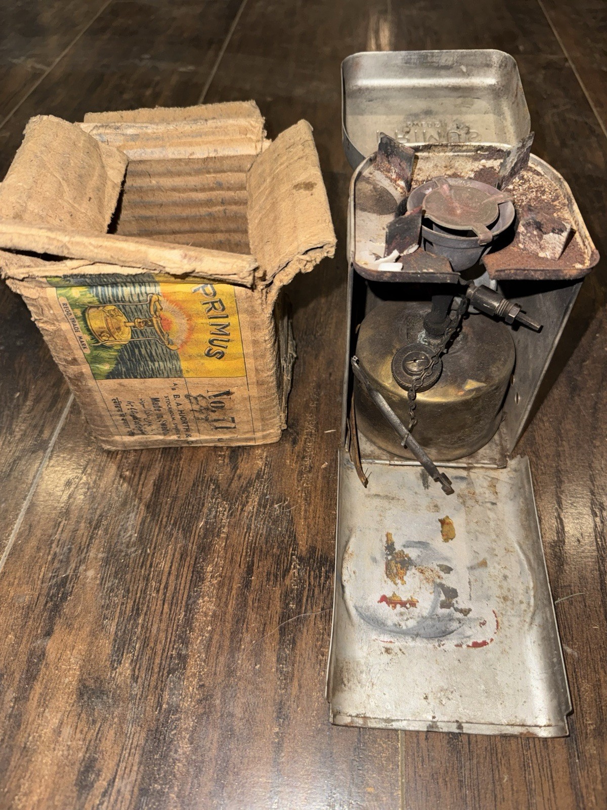 Estufa de campamento Primus 71 vintage con caja original hecha en Suecia.