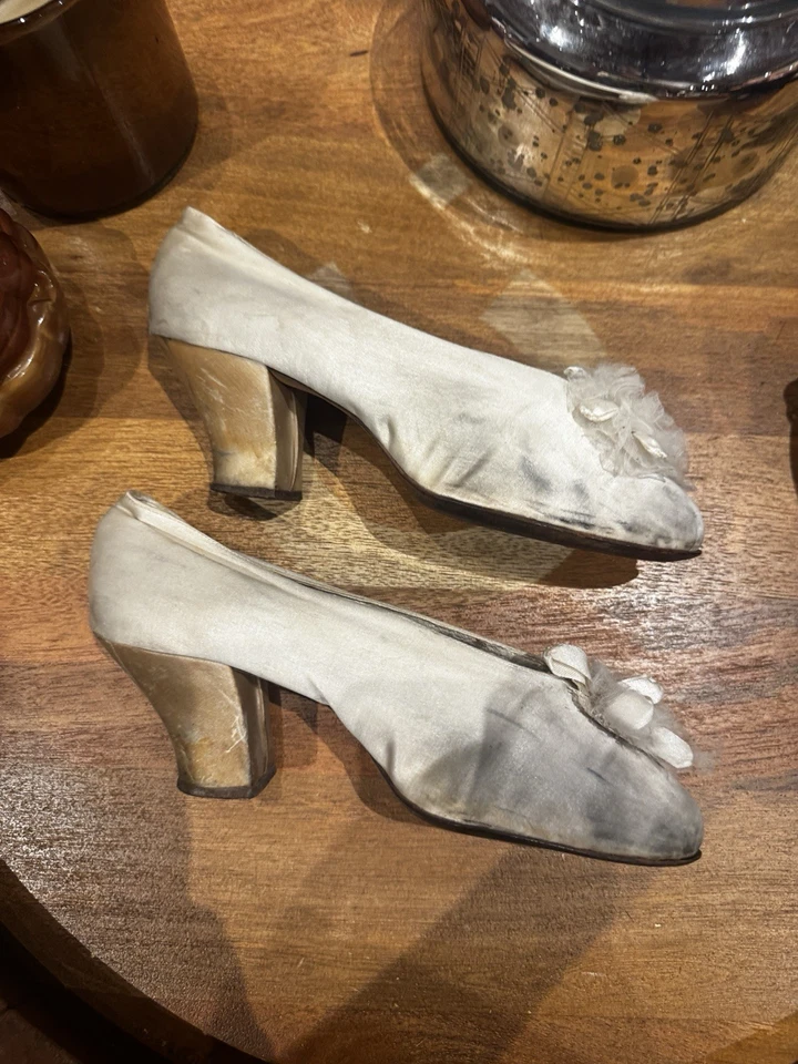 Antiguos zapatos de boda eduardianos de seda con zapatos elásticos nupciales Foto 2 de 4