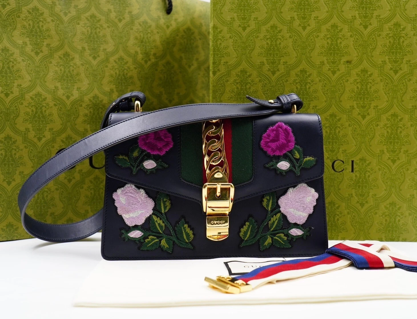 AX05❤️ GUCCI Sac Sylvie poignée supérieure en veau brodé