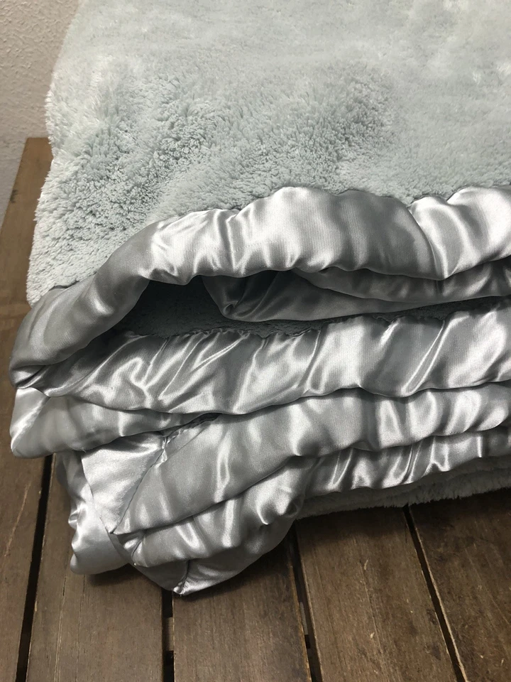 Simply Shabby Chic King 尺寸毯子绿色缎面装饰 2 层毛绒 113x97 英寸二手状况完好 — 第 4/4 张图片