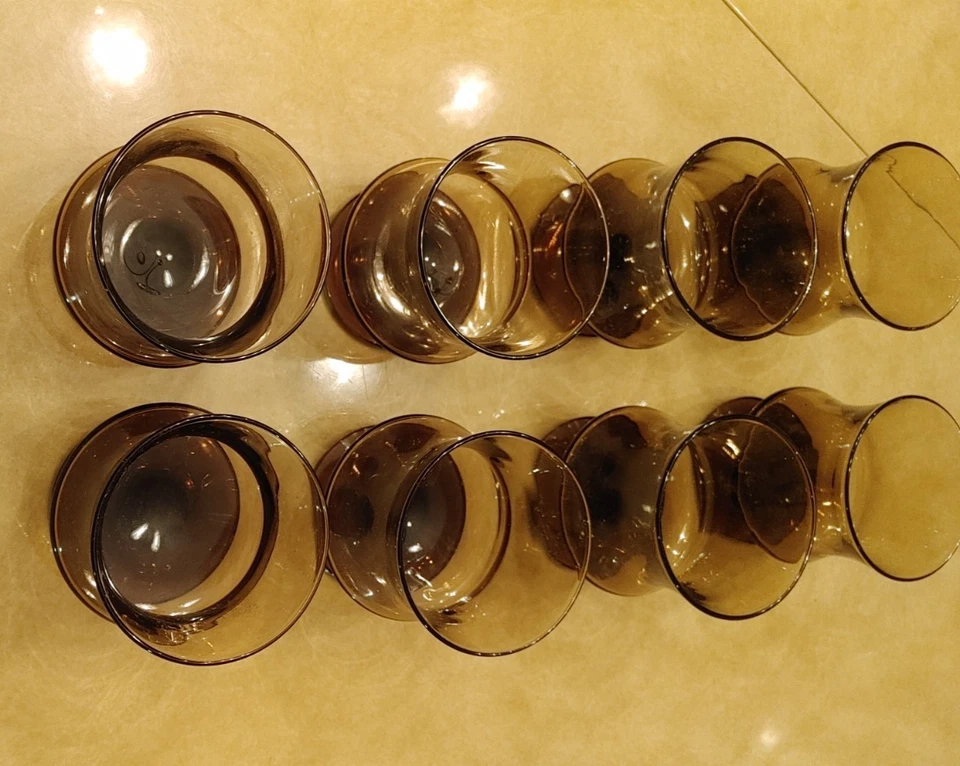 Juego de 8 vasos de bebida con patas marrón ahumado forma cóncava retro apenas usados Foto 2 de 4