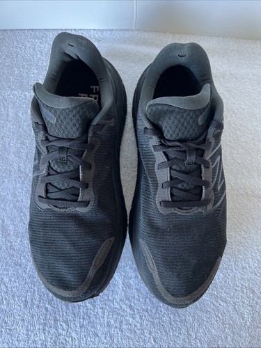 New Balance Fresh Foam Kaiha Six 9 4E ancho para hombre MIDKAIRK negro sobre negro para correr - Imagen 3 de 12