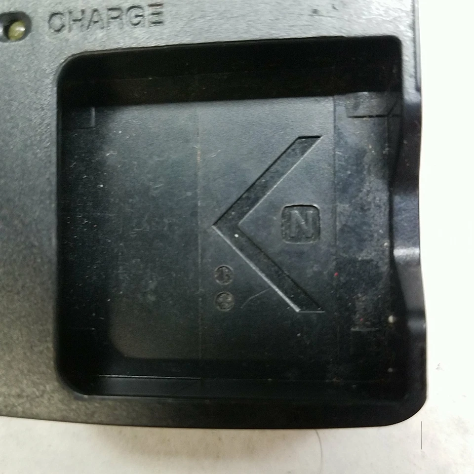 Cargador de batería Sony modelo BC-CSNB salida 4,2 V 0,25 A Foto 2 de 4