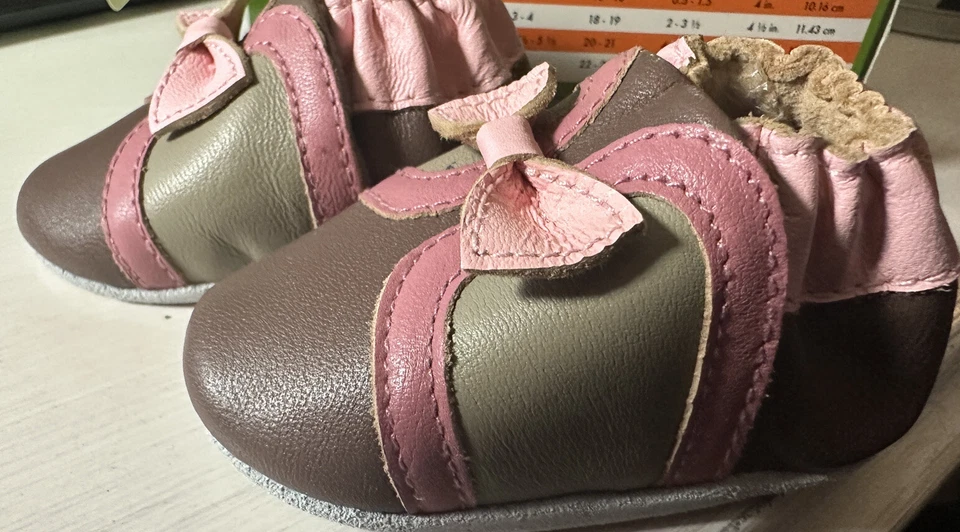 Momo Bebé 0-6 Meses Suela Suave Botín Cuero Bebé Zapatos Marrón Y Rosa Lazo Nuevo Foto 3 de 4