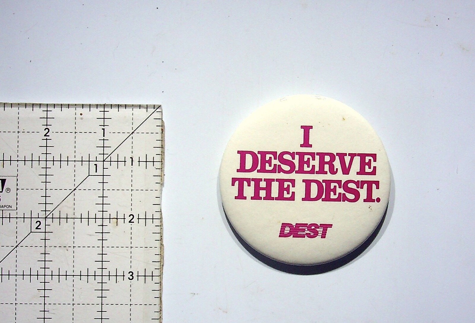 I DESERVE THE BEST PINBACK BUTTON VINTAGE DEST ADVERTISING METAL PRE-OWNED