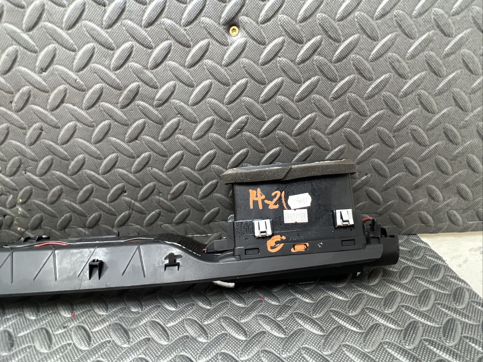 💥 OEM 2014 - 2021 MASERATI QUATTROPORTE DASH AIR VENTS TRIM 670011057