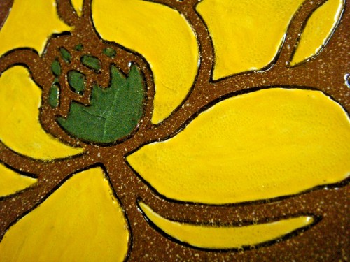 3 Signed & Dated HANDCRAFTED CLAY POTTERY FLORAL PIECES - 2 Plaques & a Coaster - Picture 5 of 11