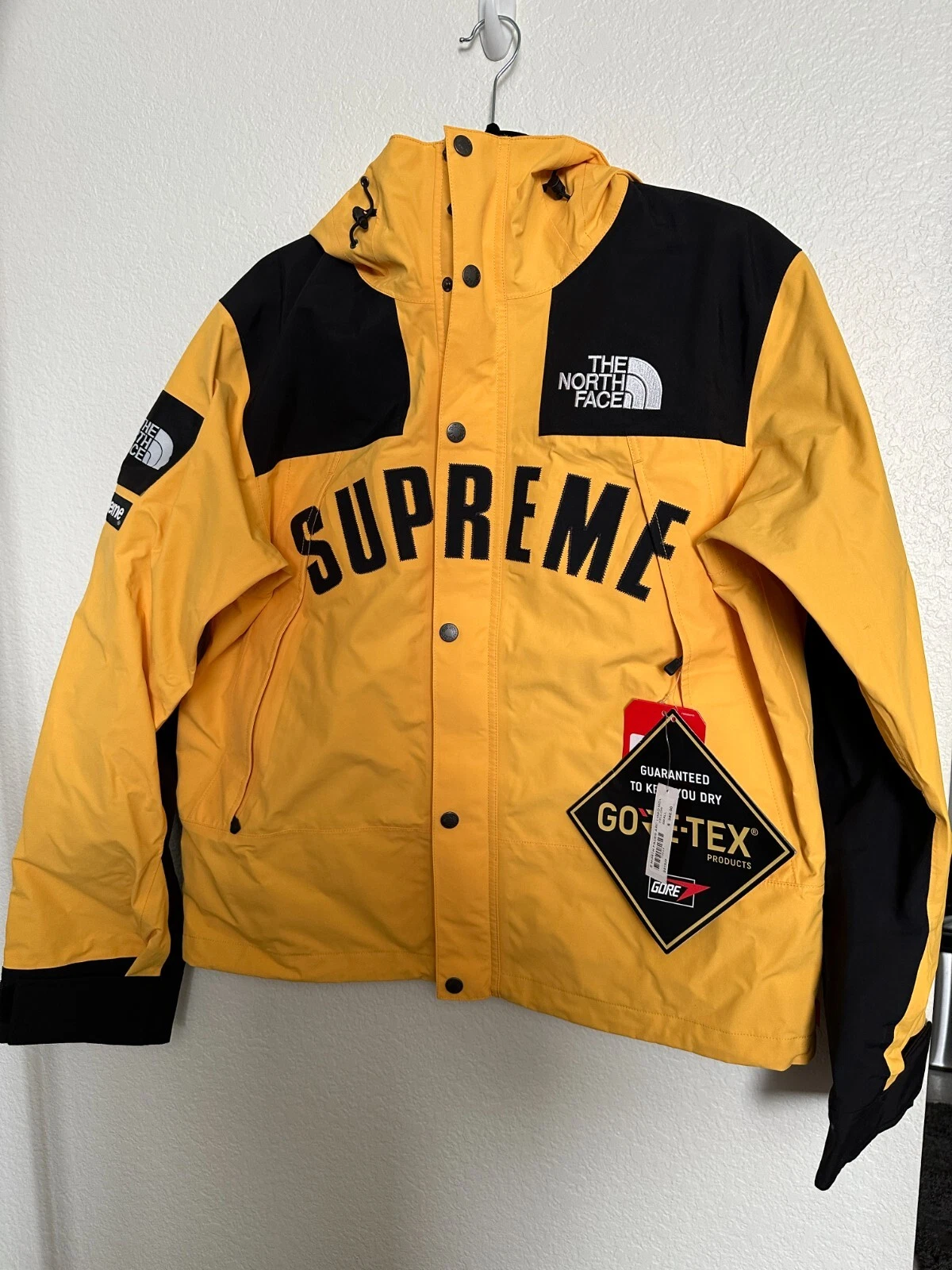 Neuf avec étiquettes veste parka de montagne jaune authentique Supreme x arc face nord logo PETITE