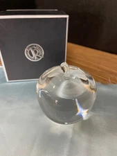 Things Remembered Paperweight Glass Apple.   Teachers, NYC. Gift New In Box