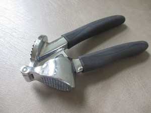 CUTCO Garlic Press Soft Rubber Handle DISCONTINUED Kitchen Gadgets Metal Hinge