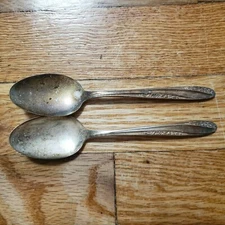 2 ANTIQUE COLLECTIBLE SPOONS 6" WM ROGERS MFG CO SILVER PLATE- REINFORCED, AA