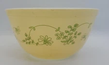 Vintage Pyrex 402 Yellow in Shenendoah Pattern 1.5 Qt. Please see pictures