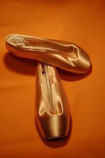 G. Minden Pointe New; 9 N; Medium Box; Med/Hard Shank; SleekVamp and Heel