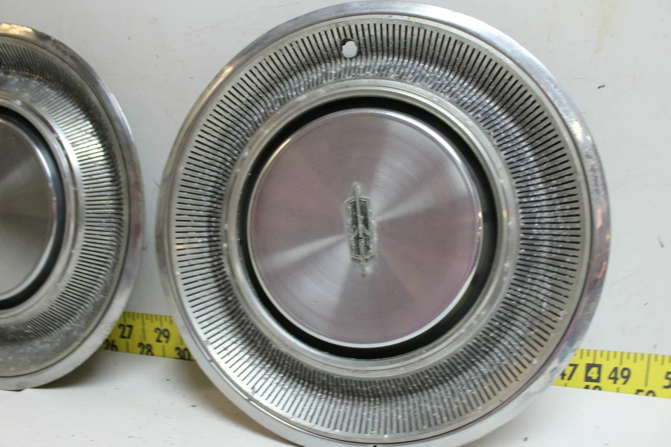 Cubiertas de rueda tapacubos OEM GM 15" 00410225 1972 Oldsmobile Custom Cruiser (W381) Foto 3 de 4