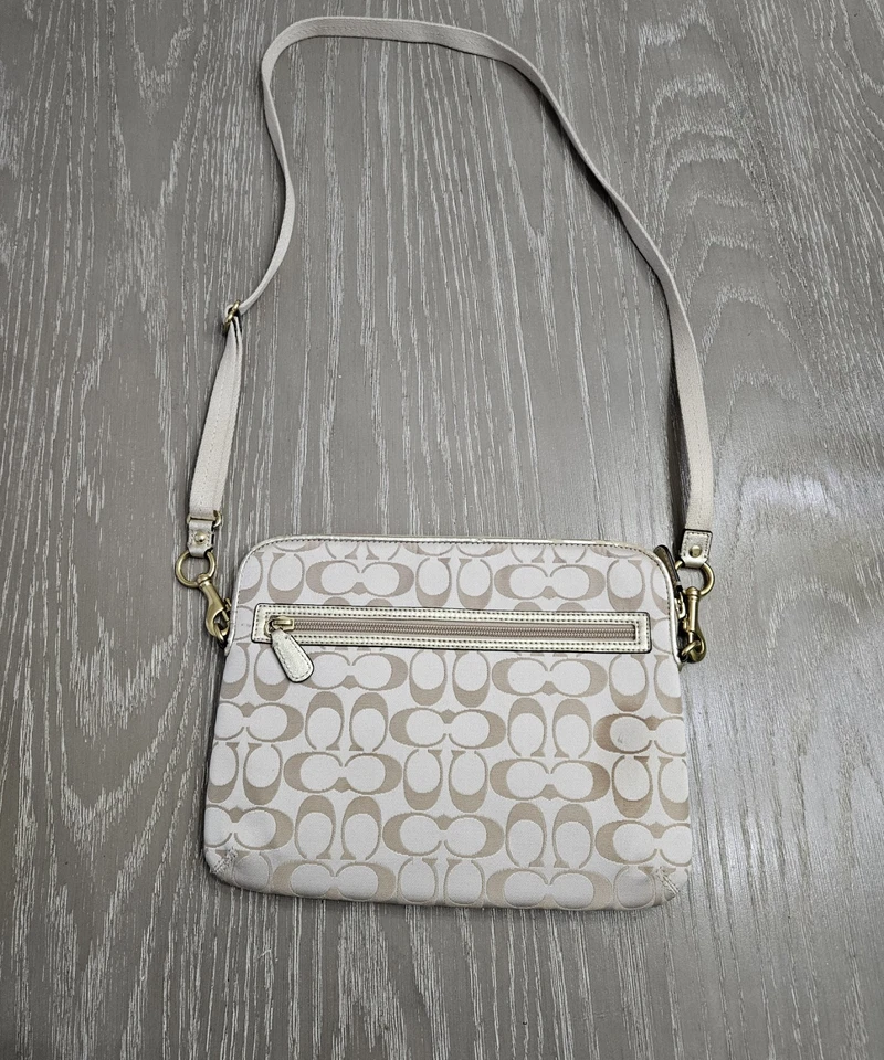 Funda Bandolera Coach Daisy Apliques Ipad/Tablet Beige-Caqui Foto 2 de 4