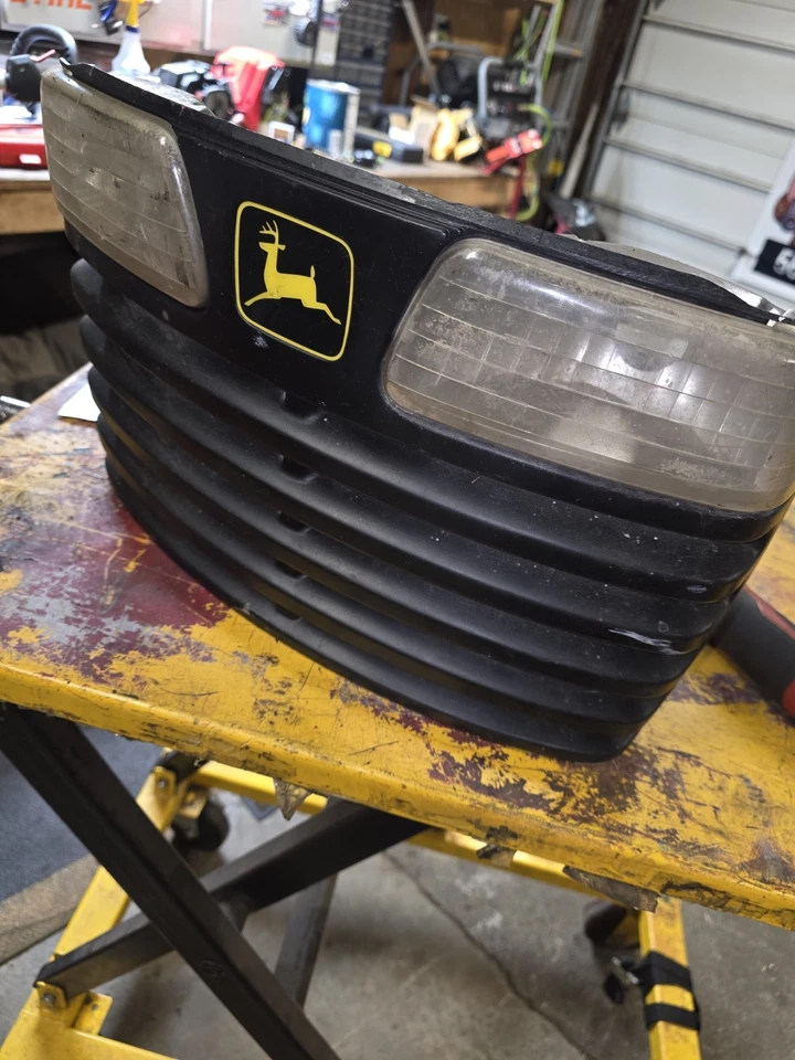 John Deere LT133 LT150 LT155 LT160 LT170 LT180 Front Grille and Headlights - Image 3 of 3