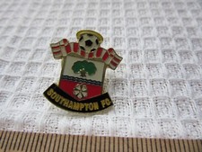 SOUTHAMPTON FC FOOTBALL CLUB PIN BADGE  (# 51)