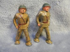 VINTAGE BARCLAY MANOIL LEAD WWII PAIR OF INFANTRY SOLDIERS MARCHING IN FORMATION