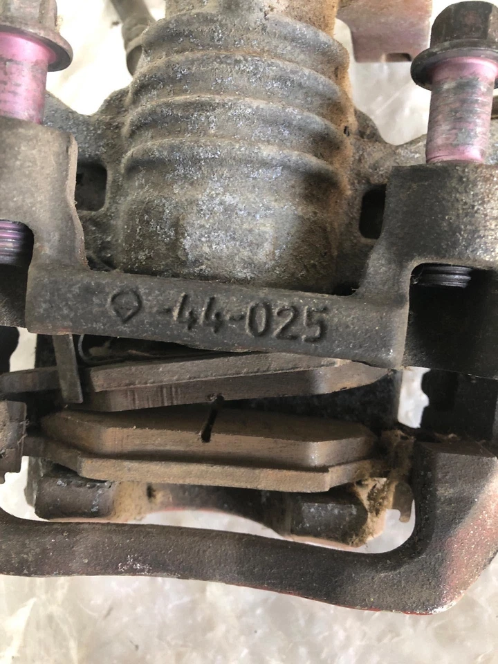 Chevrolet Malibu 2004-2012 pinza de freno trasera parada hardware conductor izquierdo LH OEM Foto 2 de 4