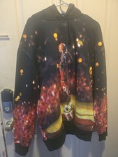 ESTA SUDADERA CON CAPUCHA NEGRA NIKE AIR JORDAN JUMPMAN PRESENTA UN GRÁFICO VÍVIDO DE