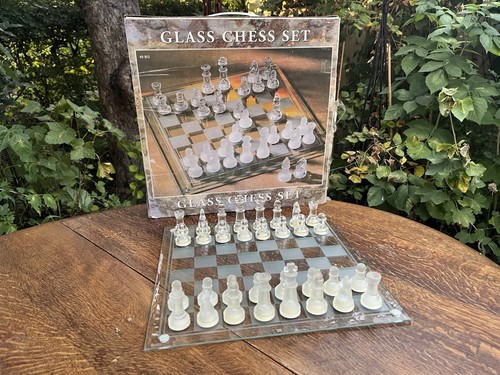 Vintage Glass Chess Set - including large chess board, playing pieces and case - Picture 20 of 21