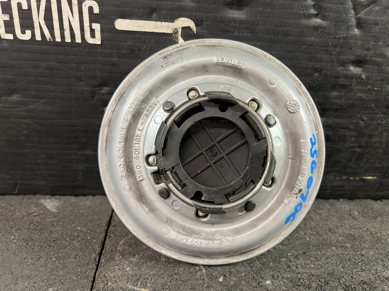 03-13 BENTLEY CONTINENTAL WHEEL CENTER HUB CAP