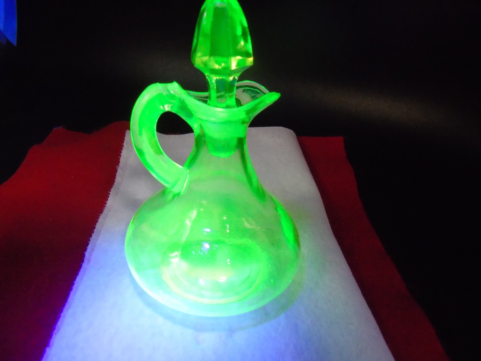 (1) Vintage Green Depression Uranium Glass Cruet With Original Stopper