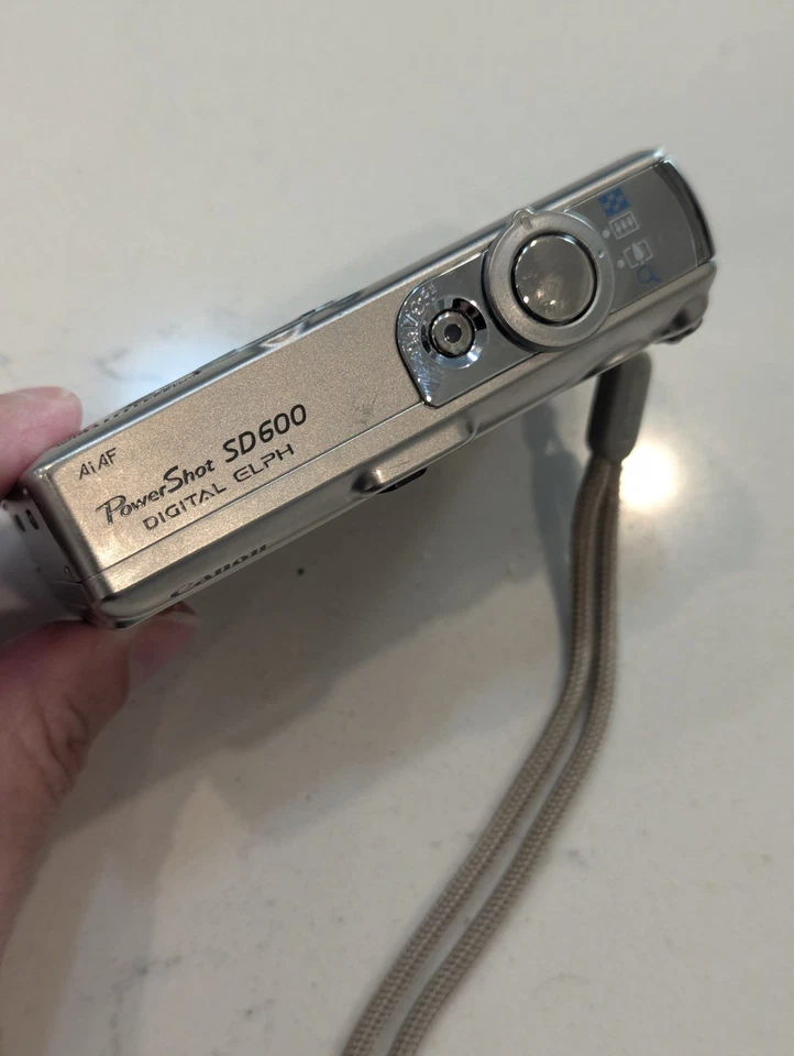 Canon PowerShot SD600 2.5" LCD Screen 6MP 3x Optical Zoom Digital Elph Camera - Image 3 of 4