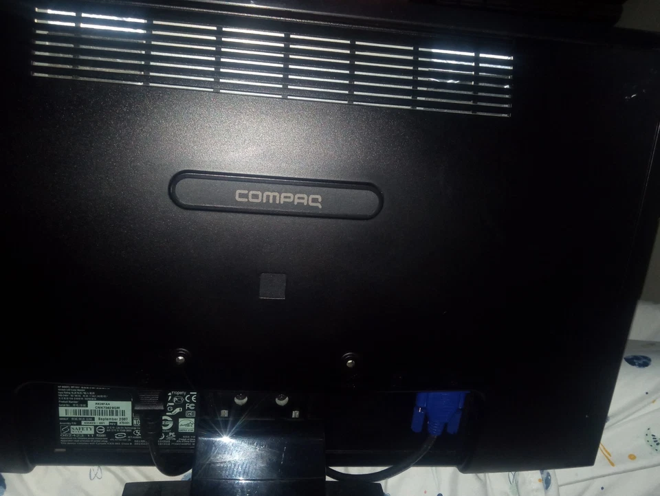 Compaq Presario WF1907 19" Widescreen LCD Computer Monitor Built in Speakers - Image 2 of 2