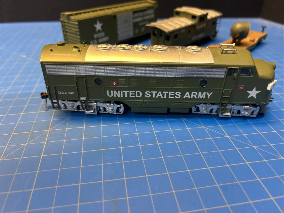 HO Scale POWERED US Army DOD 140 F2A Diesel Loco Caboose Spot Light Box - Image 4 of 4