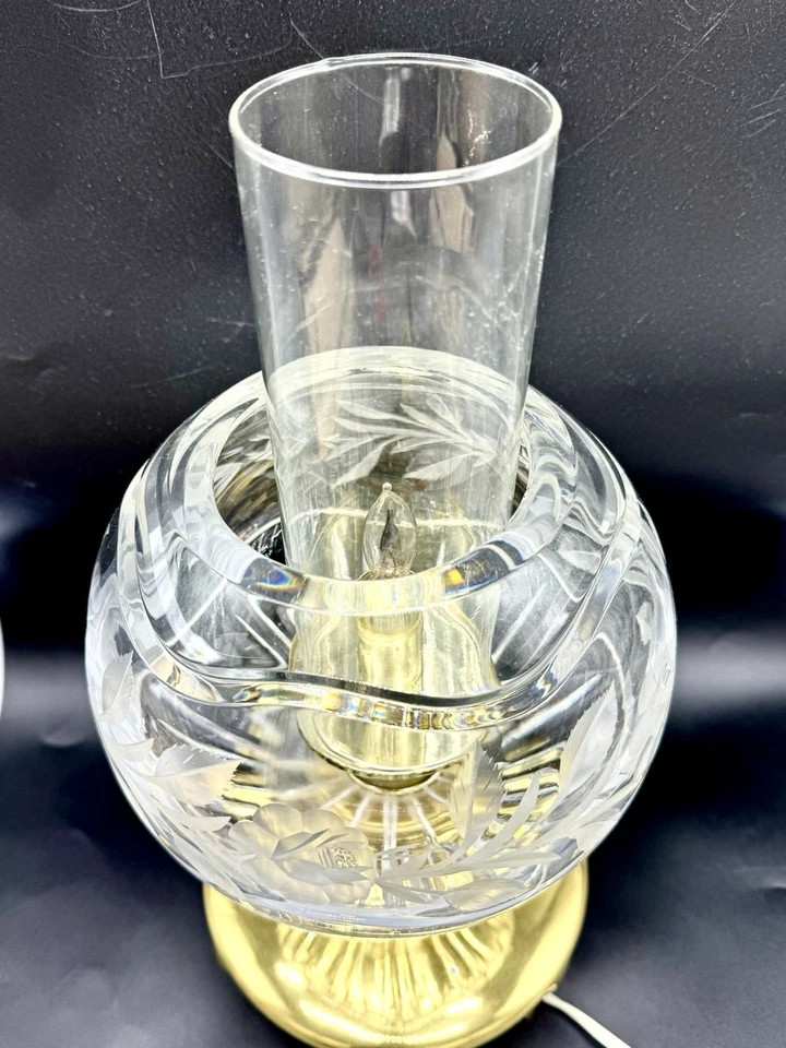 Lámpara de salón vintage con patas de latón con pantalla de vidrio redonda rosa grabada en cristal Foto 3 de 4