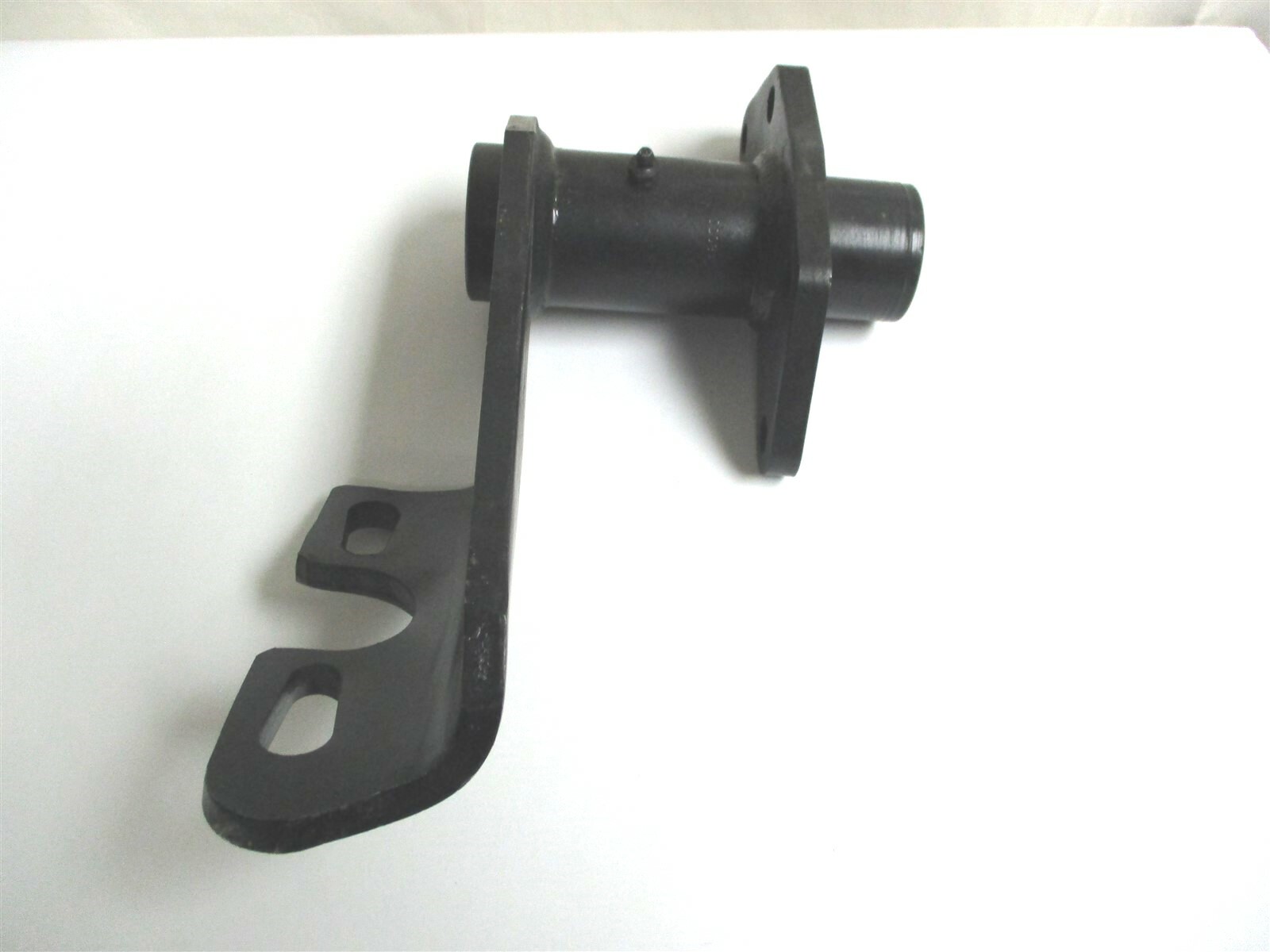 BSJ975657N NEW OEM INTERNATIONAL CAMSHAFT AND CHAMBER BRACKET 4C4Z 