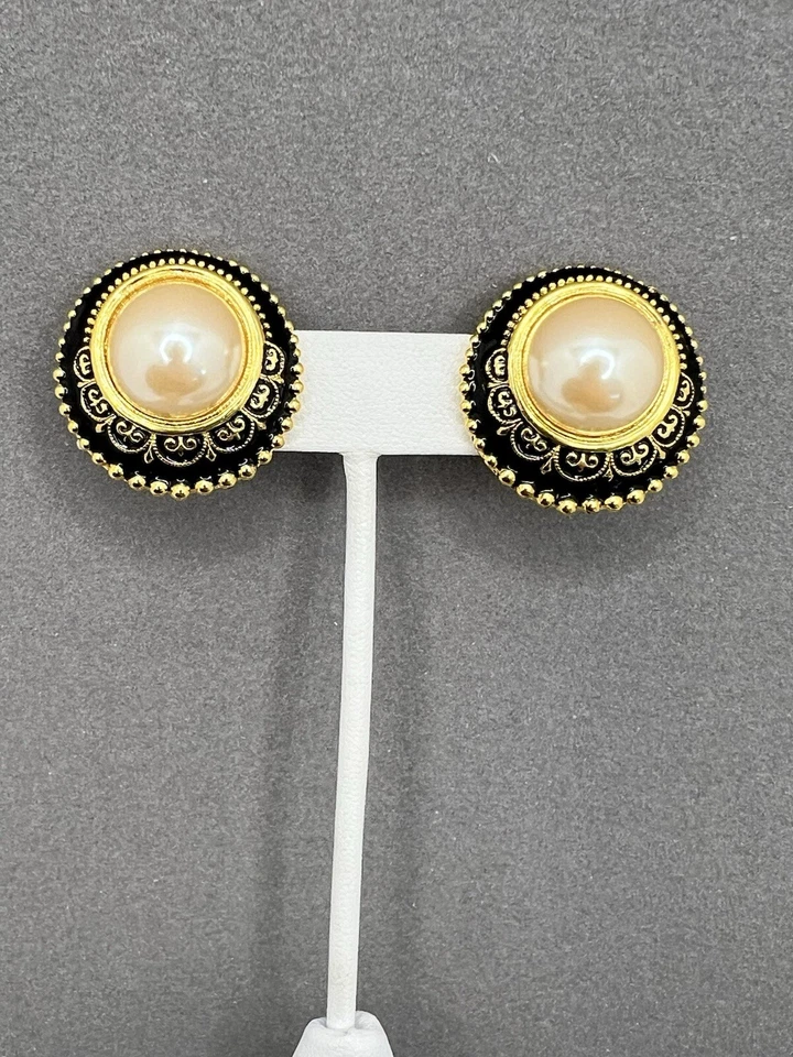 Joan Rivers Pendientes Botón Clip Chapado en Oro Esmalte Negro Perla Imitación 1" Foto 2 de 4