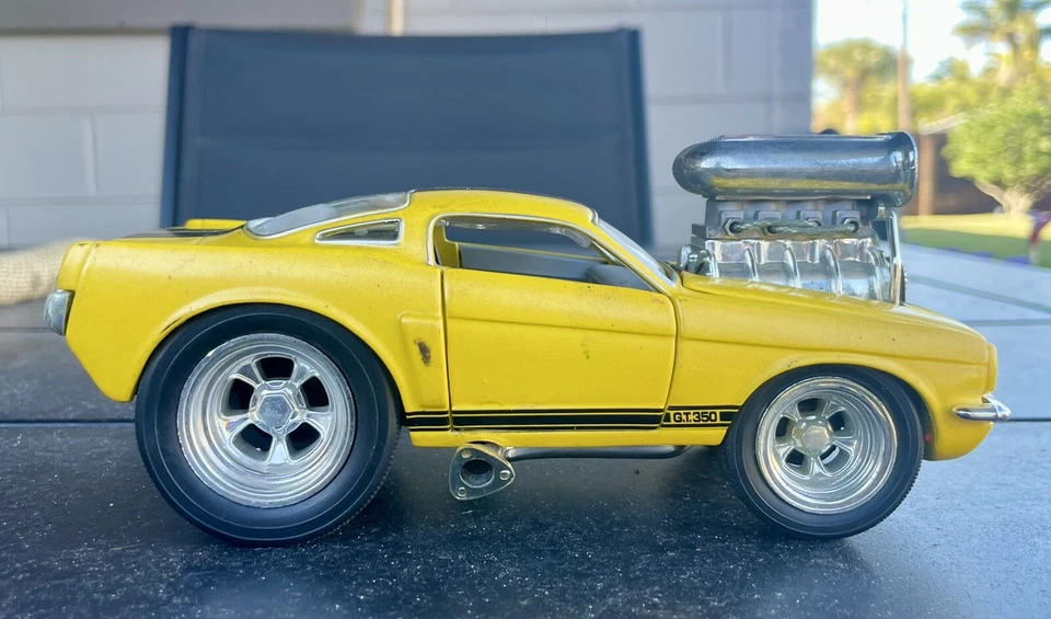 RARE 2003 1966 Ford Mustang GT 350 Muscle Machines Funline 1:24 Yellow/Black - Image 2 of 4