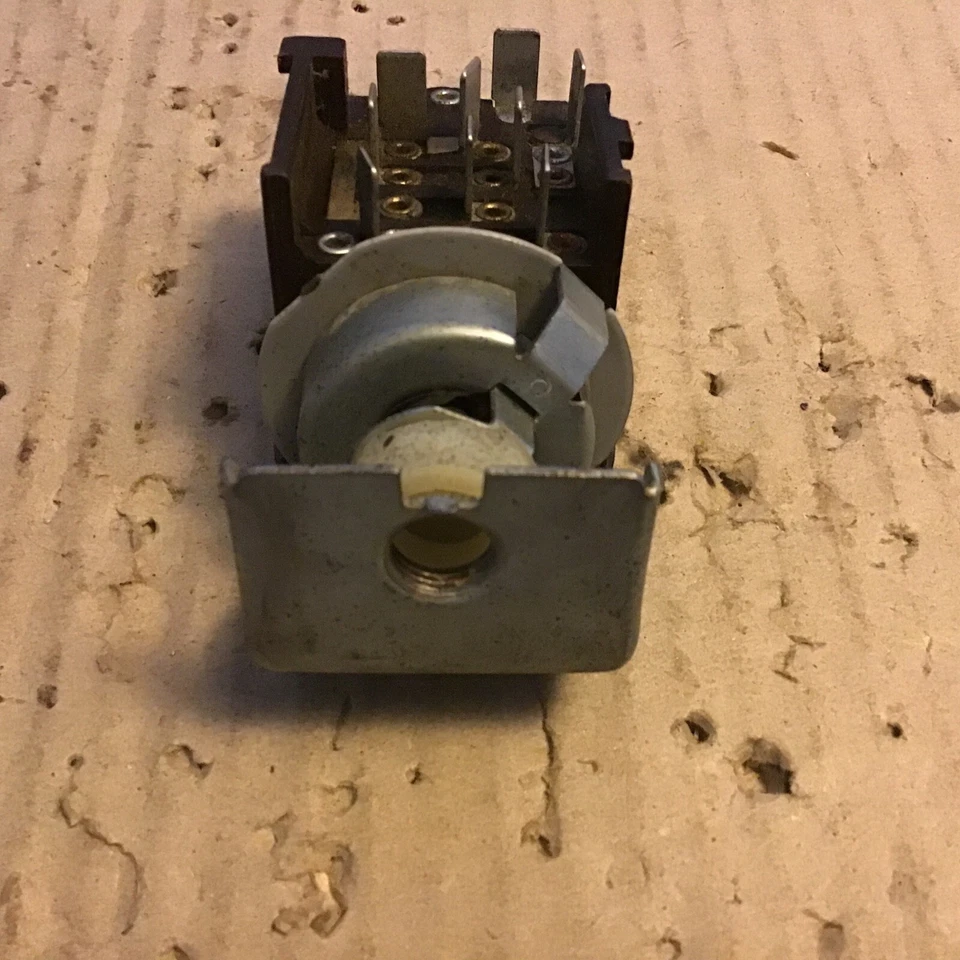 Оригинальный переключатель фар для Chrysler LeBaron 1992-93 годов выпуска  - Изображение 2 из 3