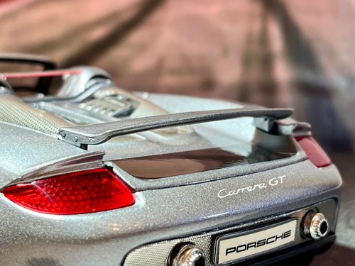 Porsche Carrera GT Cabrio 1:18 Maisto gris metálico - excelente estado - Imagen 12 de 23