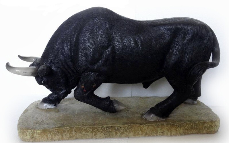 Statue de taureau en résine de 38 cm au design géométrique pour salon chic