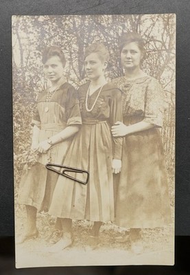 Foto Portrait junge Frauen Model Kleid Schmuck Tracht Dienstboten Kette Postkart