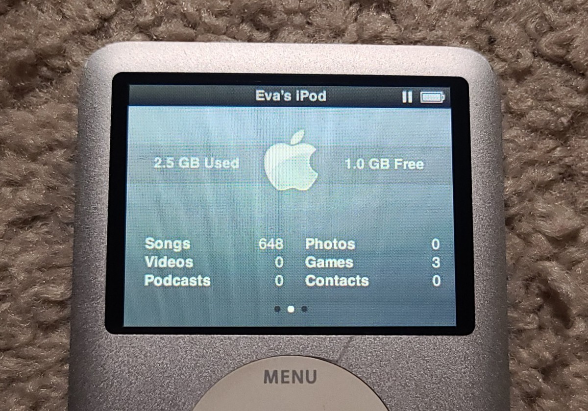 Apple iPod Nano 3rd Gen 4GB Silver A1236 Digital Music Player