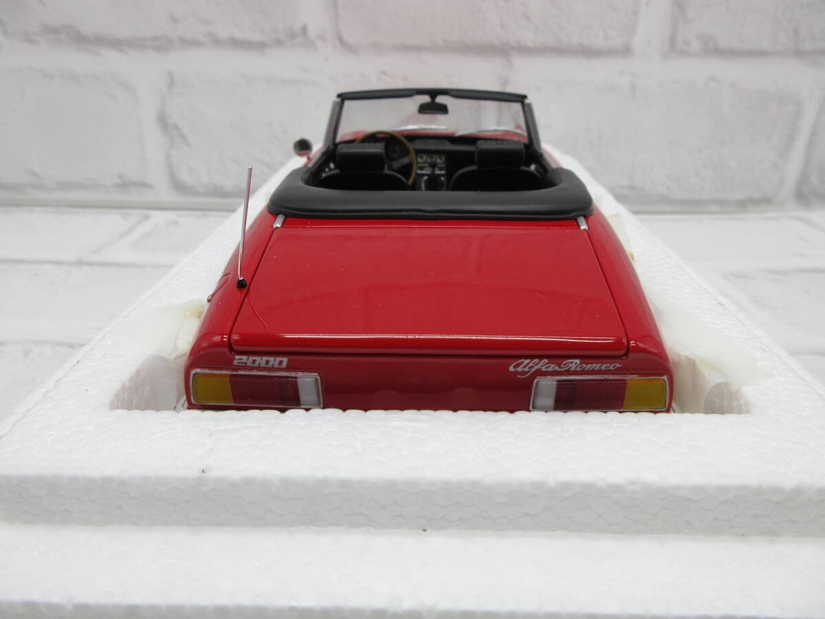 Diecast Car 1/18 MINICHAMPS Alfa Romeo 2000 Spyder 1970 Red