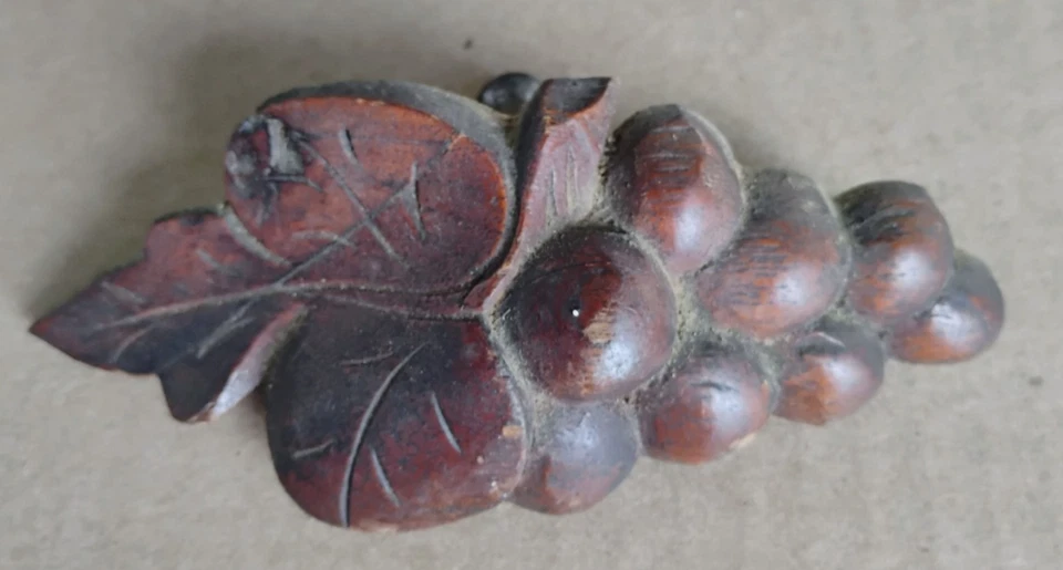 ANTIQUE CARVED WALNUT LEAF AND FRUIT PATTERN DRAWER PULL HANDLE 5" wide - Image 3 of 3