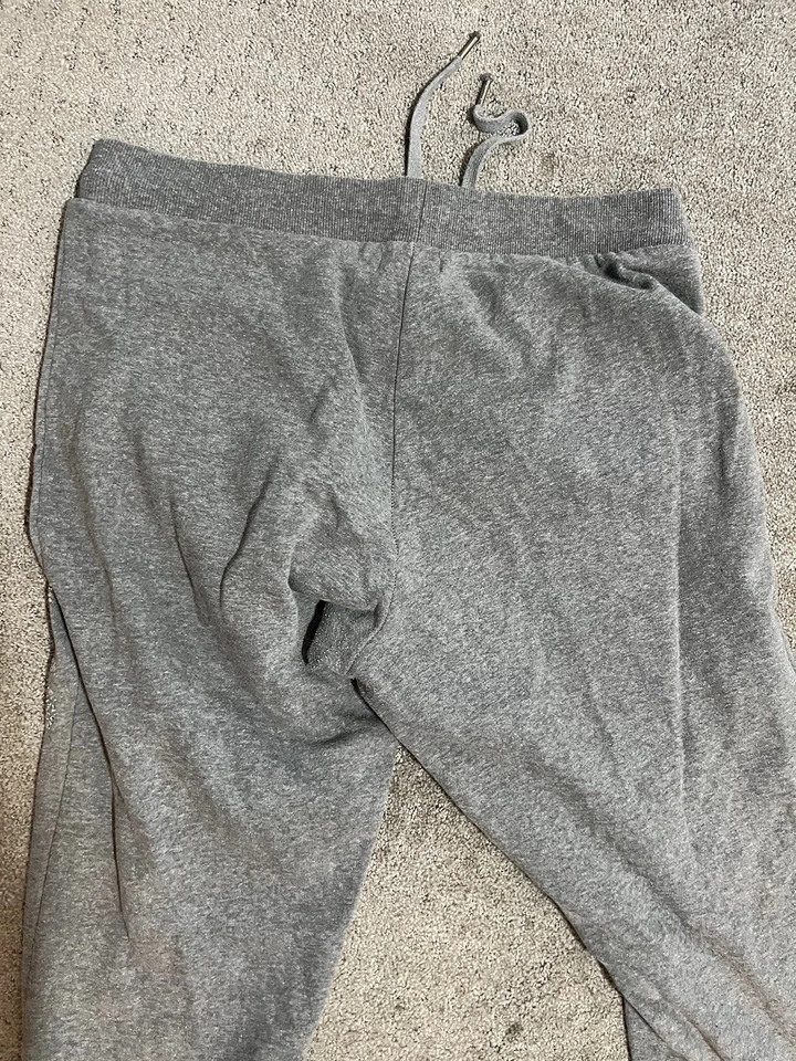 Pantalones deportivos para mujer Guess grises talla grande plateado logotipo cordón cremallera al tobillo Foto 4 de 4