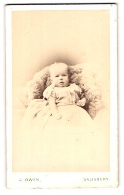 Fotografie James Owen, Salisbury, 29, Catherine Street, Portrait niedliches Kle 